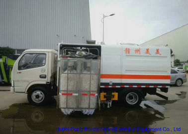 Κίνα Τοποθετημένο φορτηγό όχημα αποκομιδής απορριμμάτων οδικών προστατευτικών κιγκλιδωμάτων για τον καθαρισμό οδικών φρακτών με το νερό βουρτσών 1000L προμηθευτής