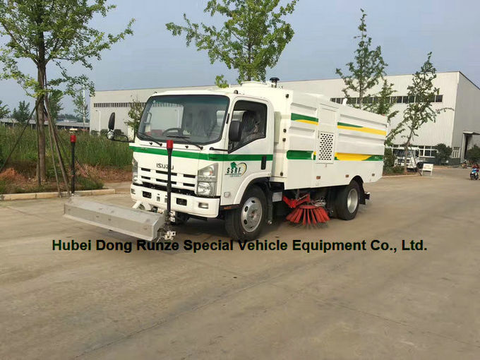  Οδικό καθαρίζοντας όχημα αποκομιδής απορριμμάτων ISUZU με τις καθαρίζοντας βούρτσες και τον ψεκασμό νερού